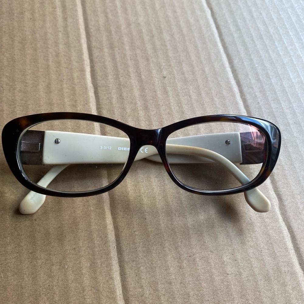 Diesel vintage, prescription glasses in excellent condition. Brown and beige.